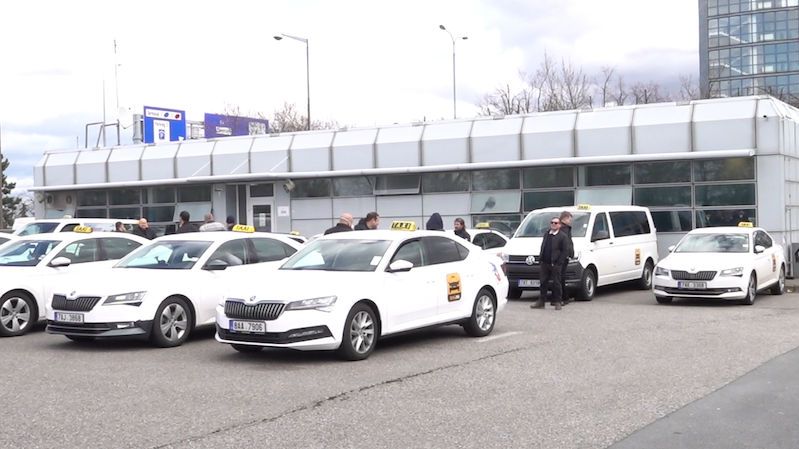 Taxikáři na ruzyňském letišti se cestujících nebojí, odvezou i kašlající